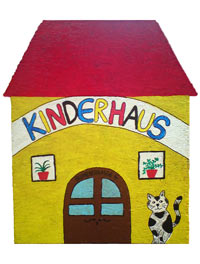Kinderhaus aus Holz am Eingang